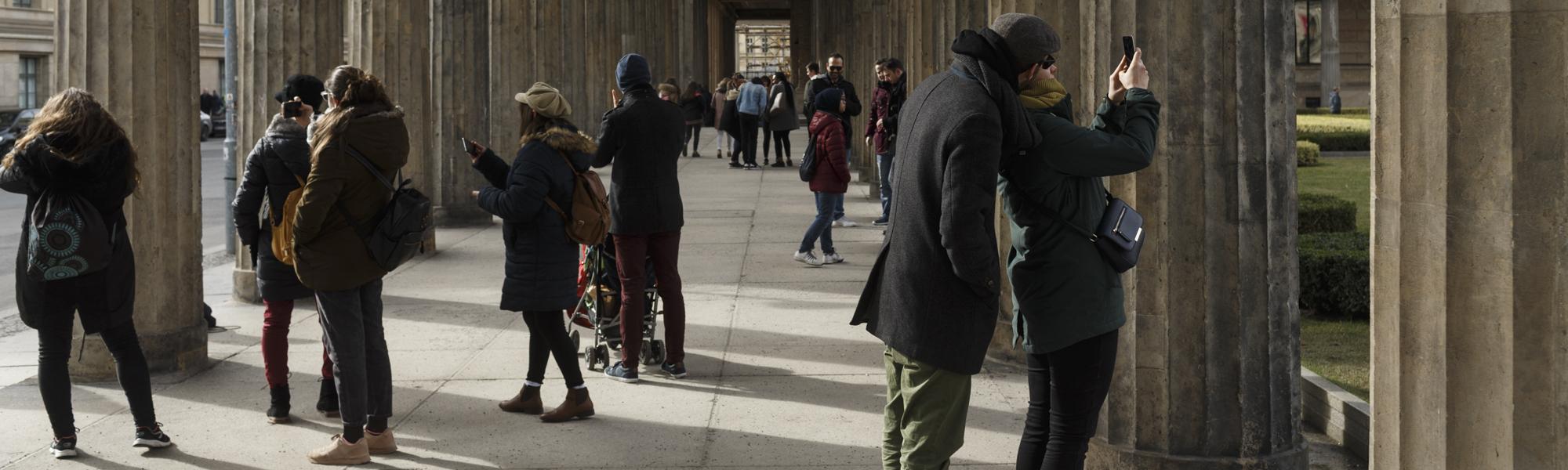 Ljudlje pod arkadami
