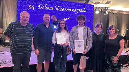 Fotografija s podelitve nagrad (od leve proti desni): predstojnik Oddelka za primerjalno književnost in literarno teorijo prof. dr. Tone Smolej, član žirije za nagrado kresnik doc. dr. Igor Žunkovič, Anja Zidar, Pino Pograjc, Pia Prezelj in dekanja Filozofske fakultete prof. dr. Mojca Schlamberger Brezar 