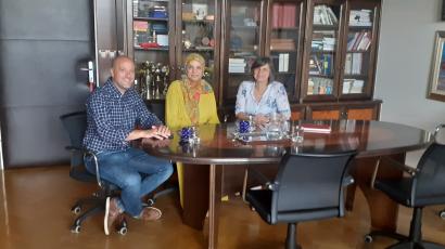 (Od leve proti desni) Predstojnik Oddelka za azijske študije doc. dr. Luka Culiberg, izr. prof. dr. Maryam Ghiasian in dekanja Filozofske fakultete prof. dr. Mojca Schlamberger Brezar