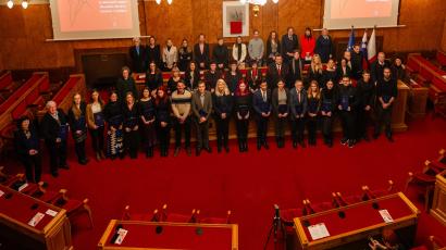 Letošnje nagrajenke in nagrajenci z mentoricam in mentorji ter vodstvom fakultete