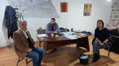 Na fotografiji z desne: dr. Tatjana Komarica, g. Dejan Drašković, arheolog, predstavnik občine Bar in dr. Dušan Mlacović; pripravljalni sestanek za poletno šolo v Baru junija 2022, Bar, Črna gora november 2021
