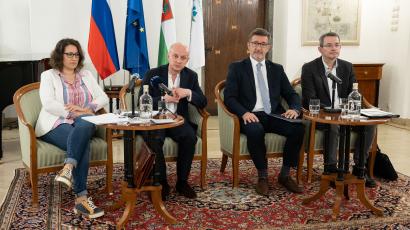 Vsi govorci na novinarski konferenci (foto: Katja Kodba, STA)