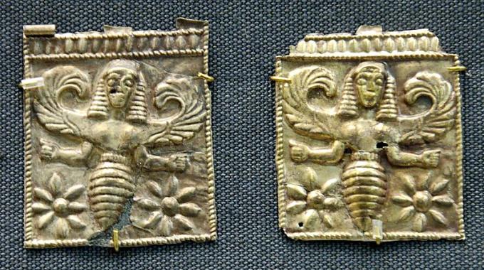 Plaque-bee-goddess (vir: wikimedia commons)