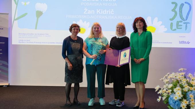 (Od leve proti desni): mag. Branka Hrast Debeljak, generalna direktorica, Direktorat za srednje in višje šolstvo ter izobraževanje odraslih, Urška Gruden, koordinatorka projekta Modra fakulteta FF pri Centru za izobraževanje FF, doc. dr. Mojca Leskovec, vodja Centra za izobraževanje FF, dr. Nataša Potočnik, direktorica Andragoškega centra Republike Slovenije  (foto: Črt Piksi)