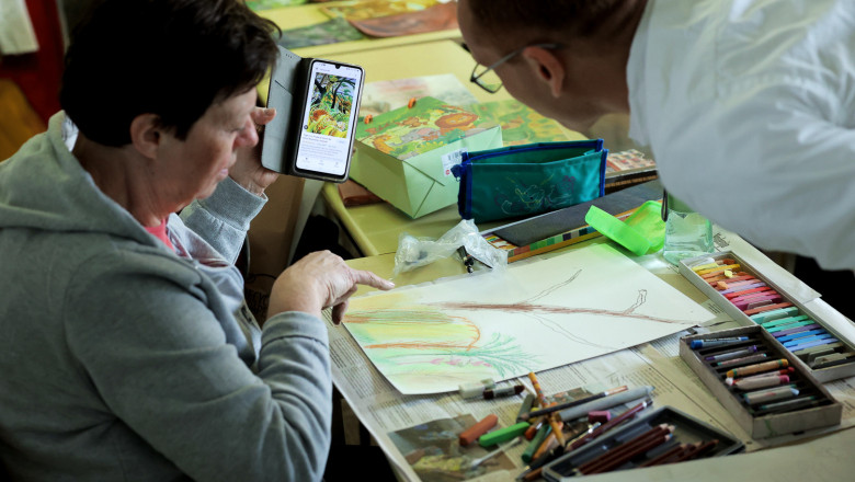 Študentka in učitelj pri razlagi likovnega dela v okviru izobraževalnega programa Likovni krožek (Foto: Aleš Osvald)