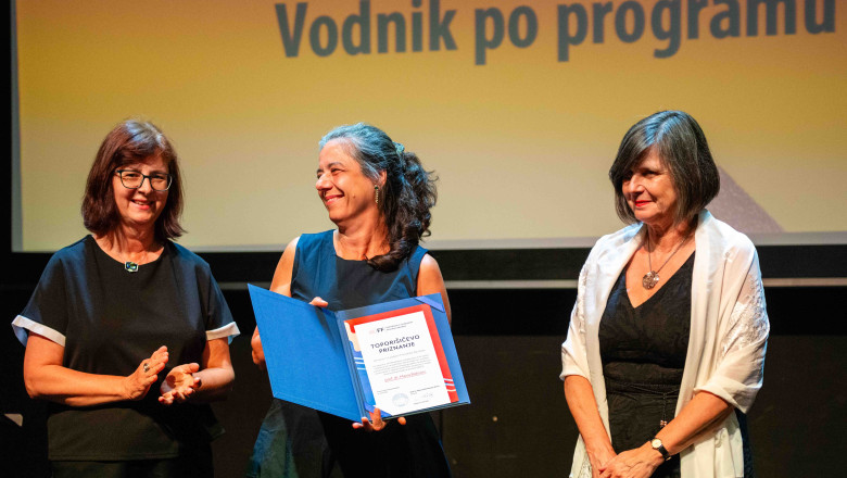 Podelitev Toporišičevega priznanja izr. prof. dr. Marii Bidovec.