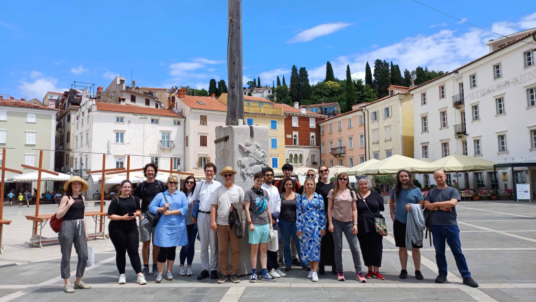 Skupna fotografija udeležencev in udeleženk obeh dogodkov na Tartinijevem trgu v Piranu