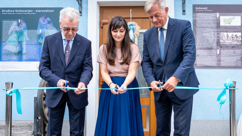 Slovesna otvoritev zbirke: Hans Jaklitsch (častni član Društva Kočevarjev - staroselcev), doc. dr. Anja Moric (vodja projekta) in Franc Vovk (župan občine Dolenjske Toplice), foto: Alenka Peterlin