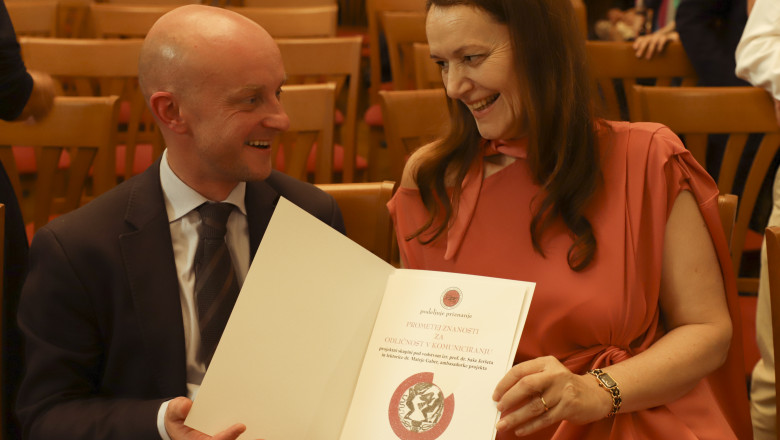 Izr. prof. dr. Sašo Jerše in lekt. dr. Mateja Gaber s prejetim priznanjem.