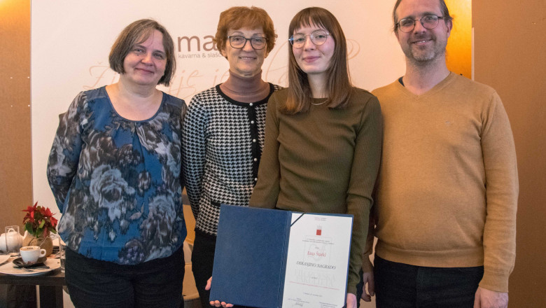 Ema Štarkl z mentorjema in somentorico - dekanjina nagrada