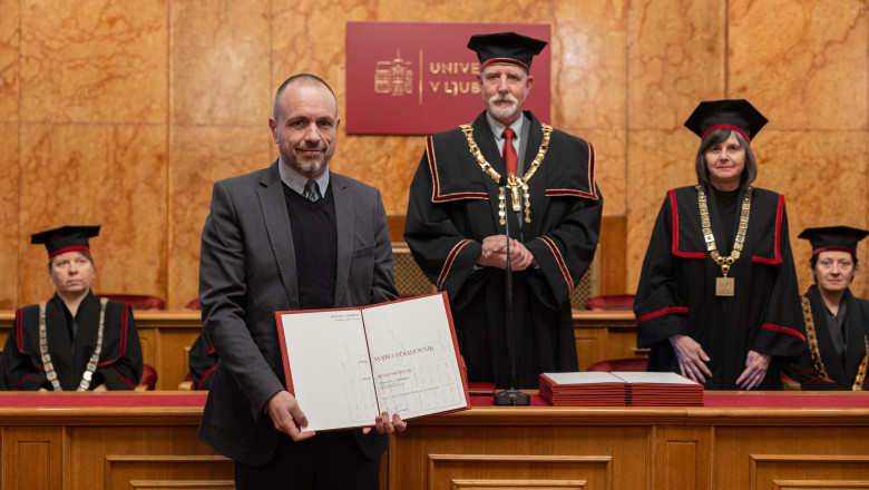 Prof. dr. Vojko Strahovnik ob prejemu naziva redni profesor (foto: Bor Slana, STA)