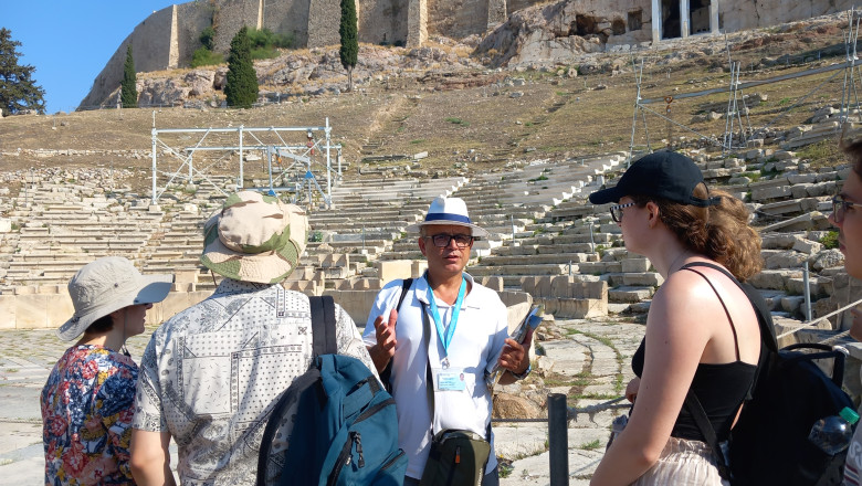 Udeleženci poletne šole med obiskom Akropole