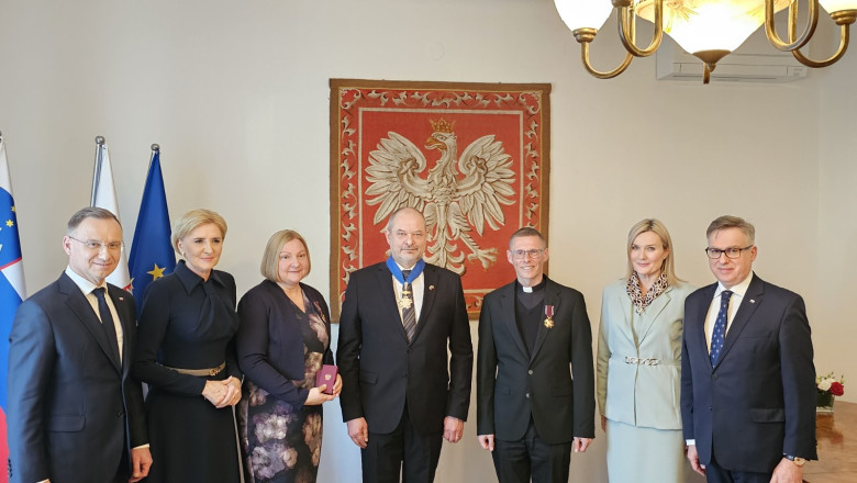 Od leve: Andrzej Duda, Predsednik Republike Poljske, Agata Hornhauser-Duda, soproga predsednika Republike Poljske, izr. prof. dr. Maria Zofia Wtorkowska, Alojz Kovšca, Andrzej Gosek, župnik, Joanna Olendzka, soproga veleposlanika Republike Poljske v Ljubljani in dr. Krzysztof Olendzki, veleposlanik Republike Poljske v Ljubljani (foto: Marko Jan Vukajlović)