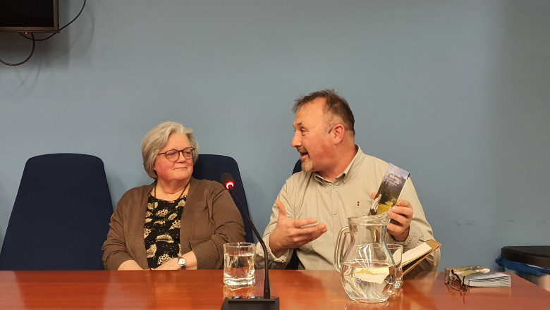 Pogovor o interpretaciji dediščine: Marjeta Keršič Svetel in Marko Slapnik z brošuro o naravovarstveno-etnološki poti v Logarski dolini. Foto: Ana Jenko Kovačič