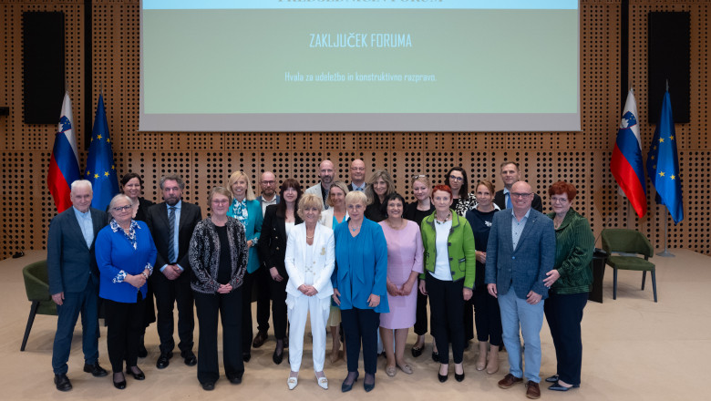 Skupinska fotografija s Predsedničinega foruma