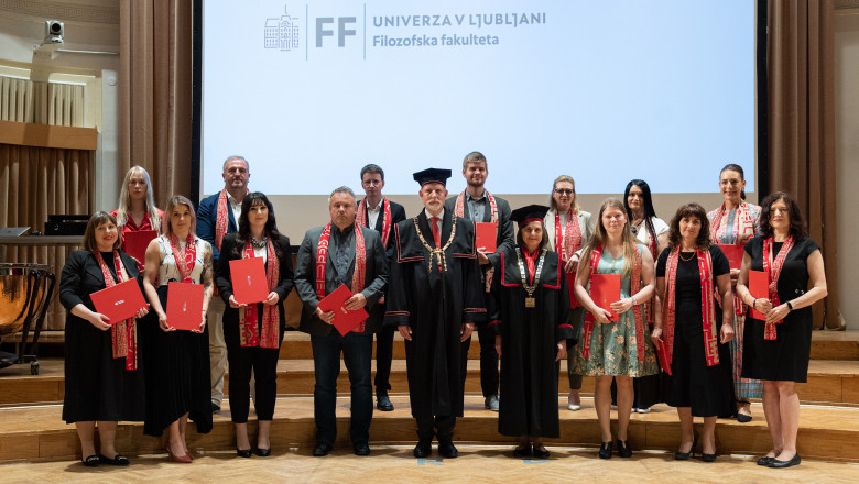 Doktorice in doktorji znanosti z rektorjem Univerze v Ljubljani in dekanjo Filozofske fakultete (foto: Katja Kodba, STA)