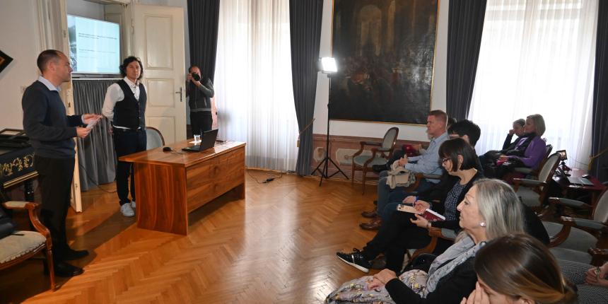 Utrinek s predavanja izr. prof. dr. Petra Mikše (foto: Božidar Flajšman)
