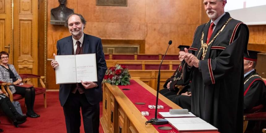 Rektor Majdič predaja listino novemu zaslužnemu profesorju Borisu A. Novaku (foto: Bor Slana/STA).