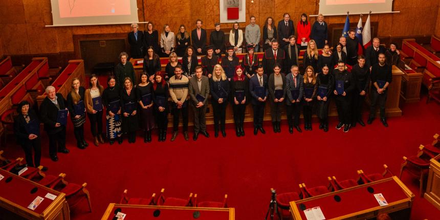 Letošnje nagrajenke in nagrajenci z mentoricam in mentorji ter vodstvom fakultete