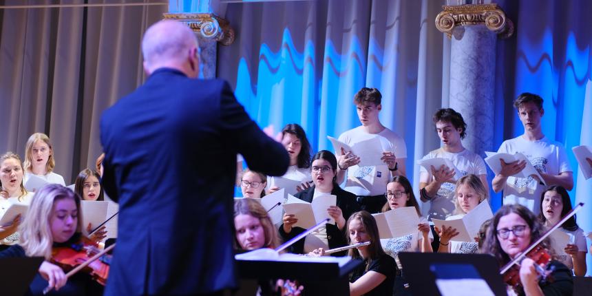 Študentski pevski zbor Filozofske fakultete in Filozofska harmonija pod taktirko prof. dr. Matjaža Barba