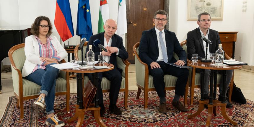 Vsi govorci na novinarski konferenci (foto: Katja Kodba, STA)