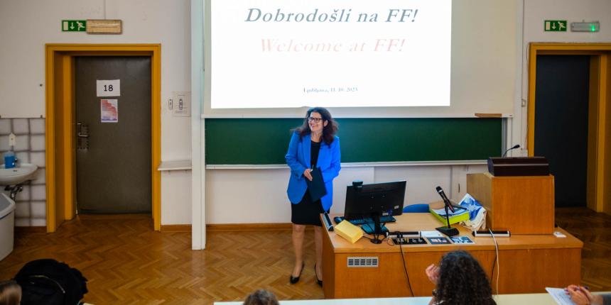 Študentke in študente je pozdravila prodekanja Filozofske fakultete izr. prof. dr. Irena Samide.